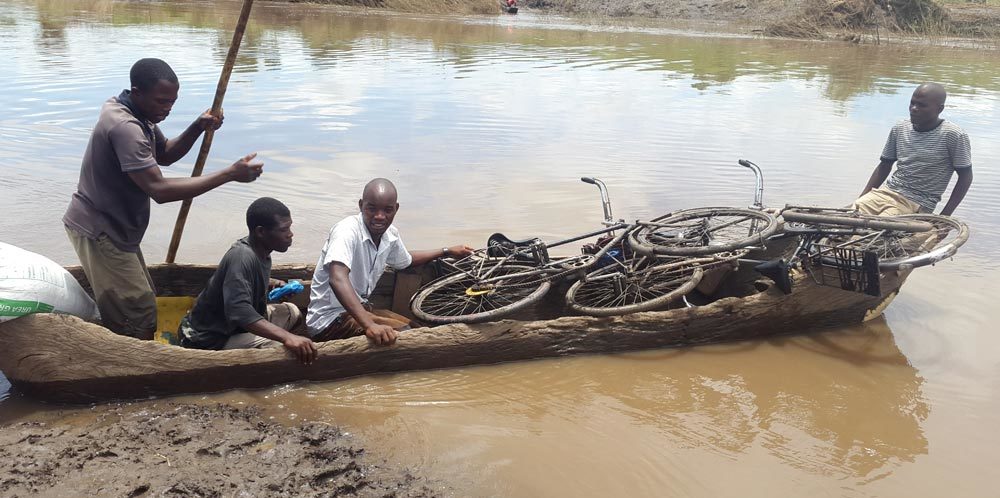 Ein Missionsabenteuer – um des Evangeliums Willen in Africa. Canoe with Africans on a river