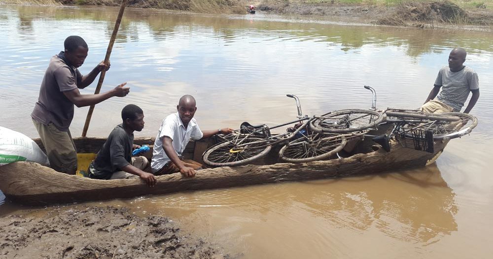 Ein Missionsabenteuer – um des Evangeliums Willen in Africa. Canoe with Africans on a river